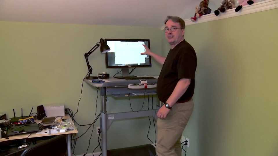 Linux Torvalds shows off his home working desk